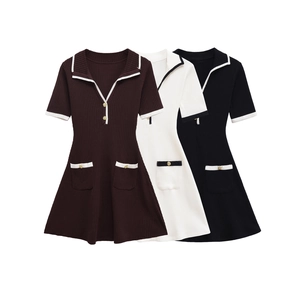 Vestito Mini In Maglia Da Donna Maniche Corte Scollo A V Bordo A Contrasto Bottoni Dorati Elegante
