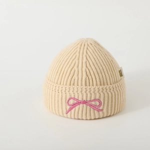 Berretto neonato in maglia a coste beige con ricamo a fiocco rosa e stile carino