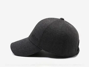 Détail d'une casquette d'hiver épaisse avec broderie nhns latérale sur coton gris anthracite