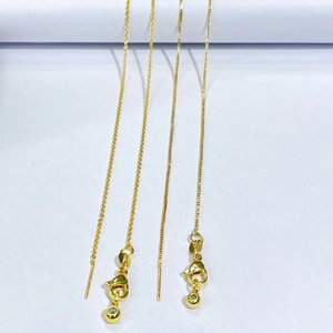 Détail macro d'accessoires de chaîne en or 18 carats avec fermoir homard et aiguille
