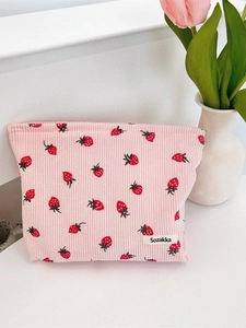 Sac à bandoulière en velours côtelé rose avec imprimé fraise et tulipes sur fond blanc