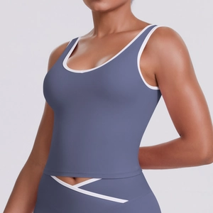 Détail de l'ensemble de yoga gris-bleu avec passepoil blanc et taille en forme de V