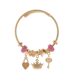 Detailansicht goldener gedrehter Armreif mit rosa Strassperlen und Anhängern