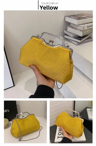 Dettaglio macro di una pochette da sera gialla con strass e cornice in metallo argento