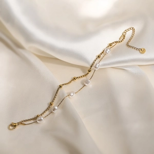 Double-layered gold-plated stainless steel bracelet with white baroque pearls and beads