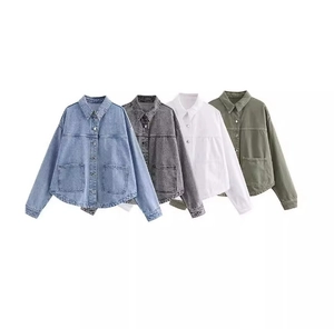Giacche di jeans stile camicia mostrate in blu, grigio, bianco e verde militare