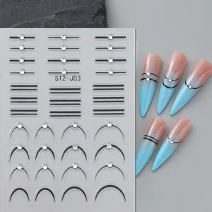 Détail macro de stickers ongles 5D STZ-J03 avec lignes noires et cristaux étincelants