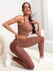 Detail des gerippten nahtlosen Yoga-Sets mit High-Waist-Leggings und Sport-BH mit Racerback