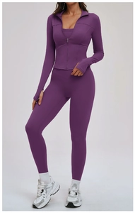 Détail de la veste de yoga violette avec passe-pouces et legging taille haute sport