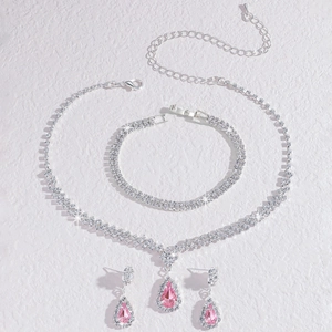 Détails de la parure de bijoux de mariée argentée avec pierres roses et cristaux