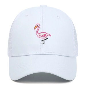 Weiße Mesh-Baseballkappe mit rosa Flamingo-Stickerei für idealen Sonnenschutz