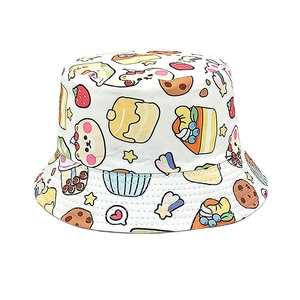 Dettaglio di un cappello da pescatore bianco con stampe colorate di torte e dolci vari