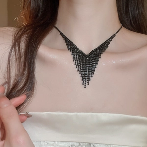 Gros plan d'un collier à pampilles en strass noir multicouche sur un mannequin pro