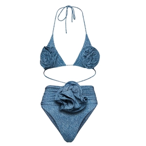 Vue détaillée du bikini en jean bleu avec de grandes fleurs 3D et un design dos nu