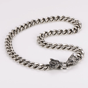 Détail du fermoir tête de loup sur collier chaîne gourmette vintage en acier