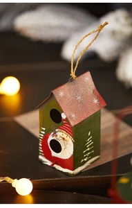Détail d'une décoration de Noël en métal avec motif Père Noël et corde de suspension
