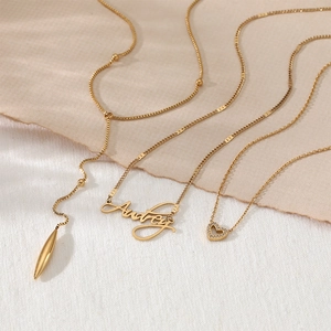 Collier multi-rangs en acier doré avec pendentif cœur, lettre Audrey et forme en Y