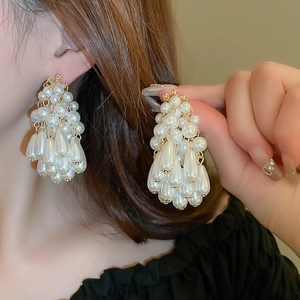 Élégantes boucles d'oreilles longues en perles avec diamants et design vintage français