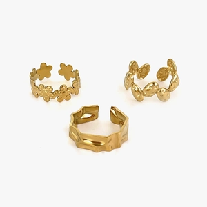 Dreiteiliges Ring-Set aus 18K vergoldetem Titanstahl mit floralen und geometrischen Mustern