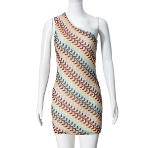 Détail du tricot texturé ondulé et de la coupe moulante de cette robe à une épaule