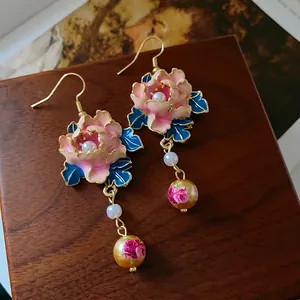 Ohrhänger mit Blumen und Perlen, rosa Farbverlauf, Vintage-Design auf Holzsockel
