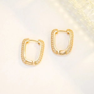 Eleganti orecchini a U dorati con zirconi micro-pavé in uno stile geometrico pulito
