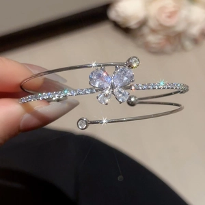 Dettaglio macro del bracciale a farfalla triplo argentato con pietre di zircone brillanti