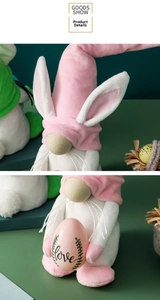 Détail de gnome de Pâques avec bonnet oreilles de lapin tenant un œuf décoratif love