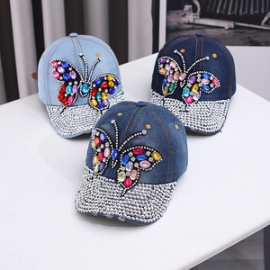 Trois casquettes de baseball en jean avec motifs papillons en strass colorés