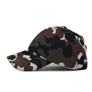 Detailaufnahme einer dicken Camouflage-Strickmütze mit gebogener Krempe für den Winter