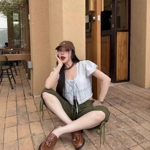 Ensemble chemisier à lacets en dentelle bleu clair et pantalon cargo vert foncé pour femme