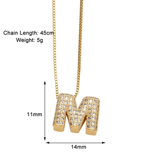 Detailsicht der goldenen M-Initialen-Halskette mit Zirkonia-Inlay und 45cm Kette