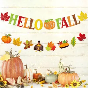Dettaglio dello striscione Hello Fall con zucca glitterata e decorazioni in acero