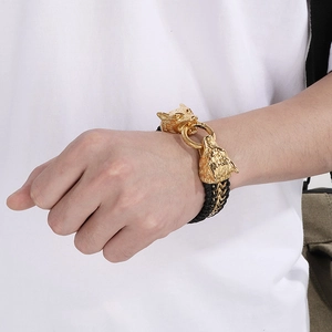 Nahaufnahme eines Punk-Doppelwolfkopf-Armbands mit schwarzem geflochtenem Lederband