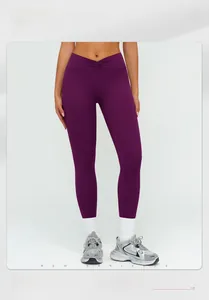 Détail du pantalon de yoga violet à taille haute avec ceinture croisée plissée en V