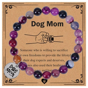 Vue détaillée du bracelet Dog Mom avec perles de jaspe zèbre violet et pendentif patte de chien