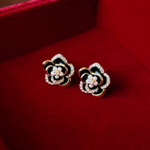 Boucles d'oreilles camélia émail noir élégantes avec perles et cristaux dans leur boîte