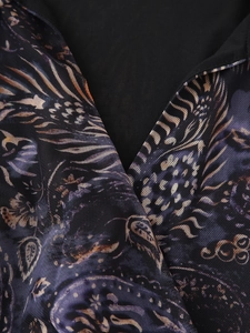 Gros plan détaillé sur le tissu en maille bleu foncé avec motifs floraux dorés imprimés