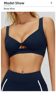 Dettaglio del reggiseno yoga blu abisso con incrocio e leggings con strisce laterali