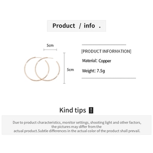 Detailed size chart showing 5cm diameter and 7.5g weight for golden circular earrings