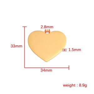 Detailed view of a gold heart pendant with dimensions 33x34mm and weight 8.9g