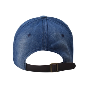 Détail de la casquette en jean bleu délavé avec lanière en cuir brun et boucle en bronze