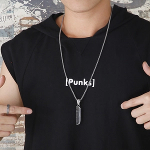 Vue détaillée du collier avec pendentif peigne créatif en acier inoxydable sur un mannequin