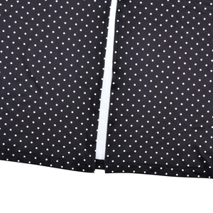 Detailaufnahme des Reißverschlusses an einem schwarz-weiß gepunkteten Bodycon-Kleid