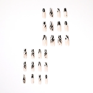 Faux ongles ballerine longs avec motifs de flammes noires et détails en strass