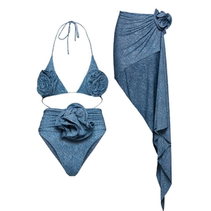 Ensemble bikini 3 pièces texture denim avec appliqués de roses 3D posé à plat