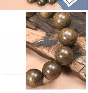 Dettaglio macro di perle in legno nanmu dorato che mostrano la venatura e la consistenza