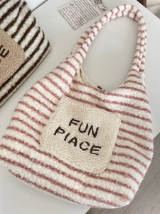 Plüschige Einkaufstasche mit rosa-weißen Streifen und Fun Piace Bestickung auf Teddy-Fleece