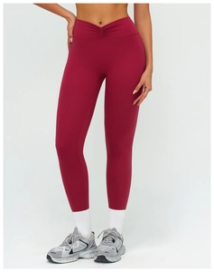 Détail du pantalon de yoga taille haute avec taille plissée en V en tissu bordeaux foncé