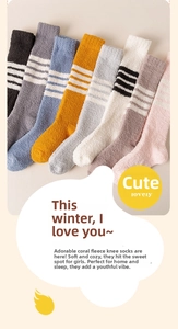 Dicke Korallenvlies-Socken in verschiedenen Farben mit drei weißen Streifen am Bund
